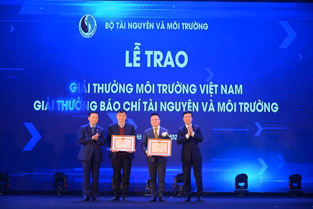 Trưởng Ban Tuyên giáo Trung ương Võ Văn Thưởng và Bộ trưởng Trần Hồng Hà trao giải cho hai đơn vị đạt giải Tập thể là Thông tấn xã Việt Nam và Đài tiếng nói VIệt Nam. Ảnh: Hoàng Minh