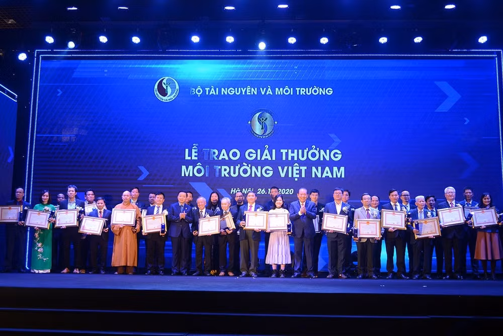 Phó Thủ tướng Thường trực Chính phủ Trương Hoà Bình và Bộ trưởng Bộ Tài nguyên và Môi trường Trần Hồng Hà trao giải thưởng Môi trường cho các tập thể, cá nhân. Ảnh: Hoàng Minh