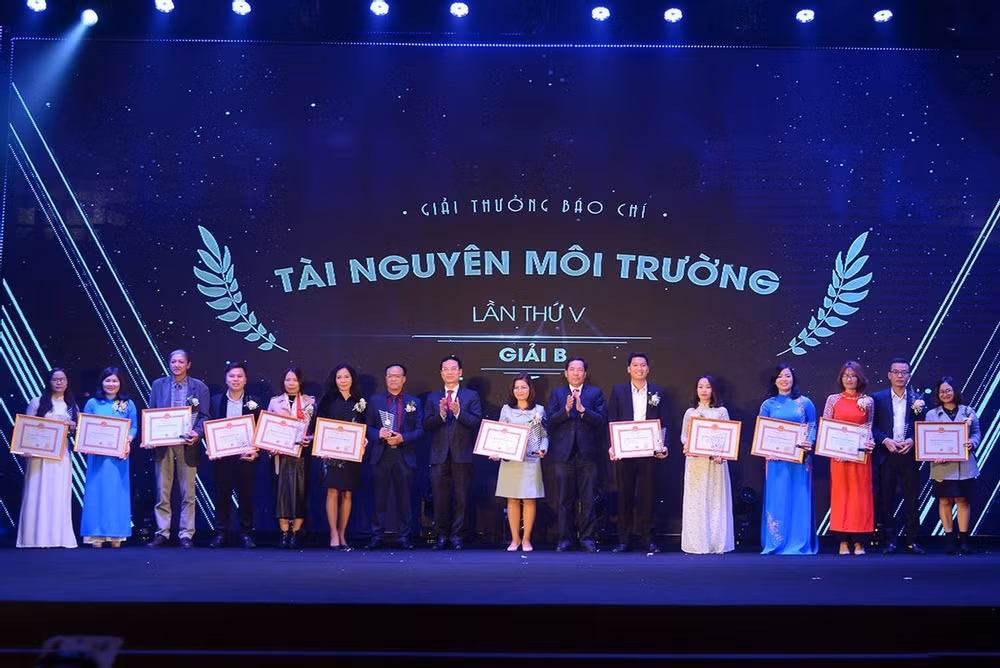 Bộ trưởng Bộ Thông tin và Truyền thông Nguyễn Mạnh Hùng và Tổng biên tập Báo Nhân dân, Chủ tịch Hội nhà báo Việt Nam Thuận Hữu trao giải B cho các tập thể, cá nhân đạt giải. Ảnh: Hoàng Minh