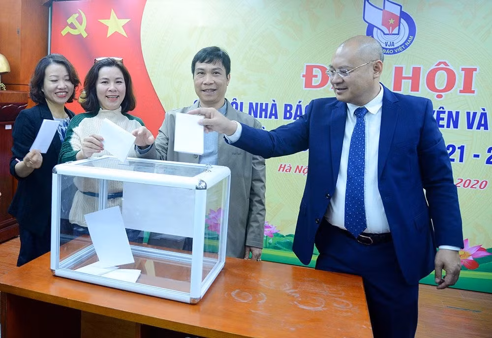 Các hội viên bỏ phiếu bầu Ban Thư ký Chi hội nhiệm kỳ mới 2021-2023. Ảnh: baotainguyenmoitruong