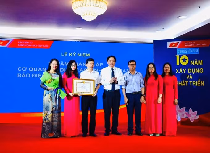 Ban Tuyên giáo Trung ương đã tặng Bằng khen cho tập thể Cơ quan đại diện các tỉnh phía Nam vì đã có thành tích xuất sắc với quá trình xây dựng và phát triển.