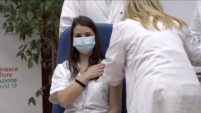 Nữ y tá Claudia Alivernini, một trọng 3 người được tiêm vắc xin Covid-19 đầu tiên ở Italy. Ảnh: Reuters