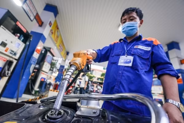 Giá xăng dầu điều chỉnh tăng vào cuối tháng 11 và tháng 12 khiến nhóm dịch vụ giao thông có mức tăng cao nhất 2,45% trong tháng 12/2020