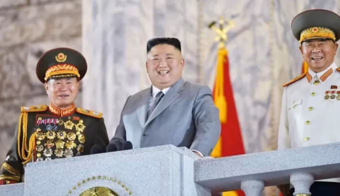 Nhà lãnh đạo Triều Tiên Kim Jong Un duyệt binh trong cuộc duyệt binh ở Bình Nhưỡng vào ngày 10/10: Ông Kim có thể thu hút sự chú ý của chính quyền Biden sắp tới bằng tên lửa bắn thử. Ảnh: Kyodo