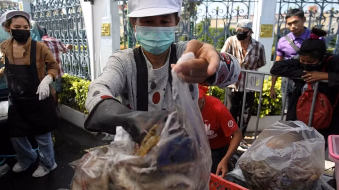 Những người biểu tình là các tiểu thương Thái Lan trước cửa Toà nhà chính phủ ngày 26/12 - Ảnh: Reuters