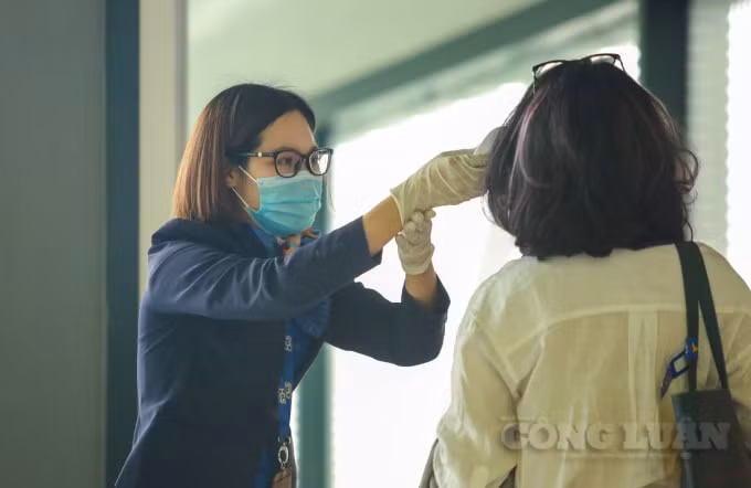 Do vẫn đang thời điểm dịch Covid-19, nên tất cả các hành khách trước khi bước vào cửa sân bay đều bắt buộc phải kiểm tra thân nhiệt.