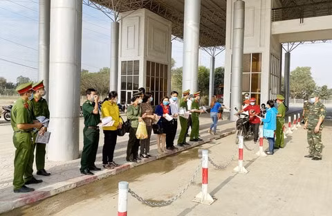 Kiểm soát dịch bệnh Covid-19 tại một cửa khẩu ở biên giới Tây Nam.