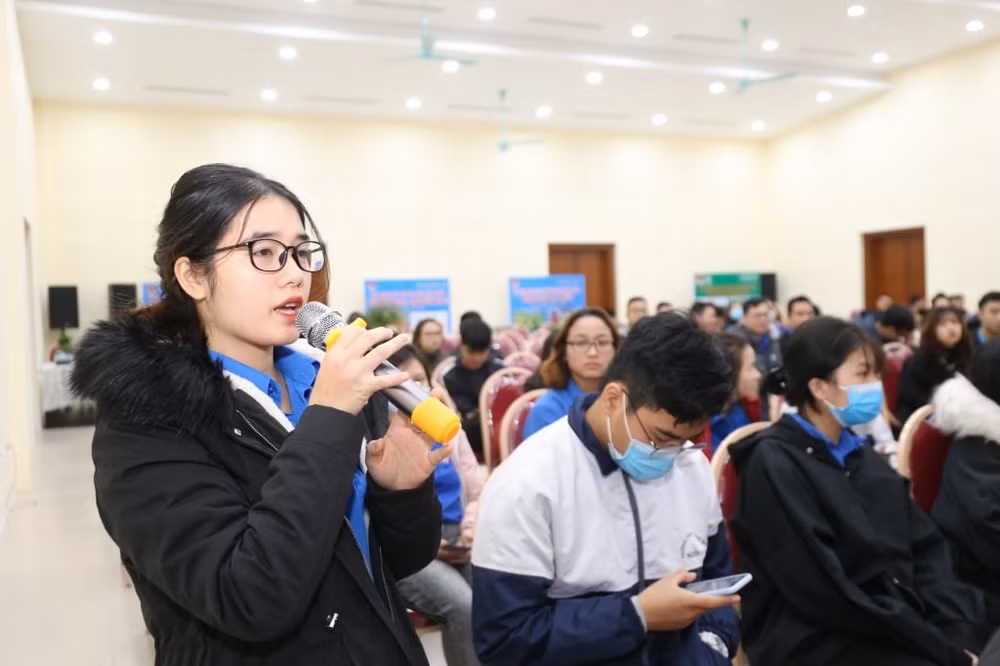 Đoàn viên, thanh niên đặt câu hỏi tại chương trình.
