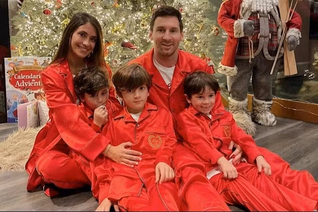 Gia đình nhỏ Messi diện đồ đỏ rực trong lễ Giáng sinh 2020. Ảnh: internet