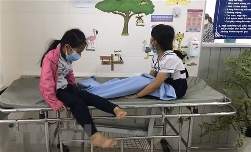Các em học sinh nhập viện với các triệu chứng ngộ độc sau khi uống trà sữa. Ảnh: baophapluat.vn