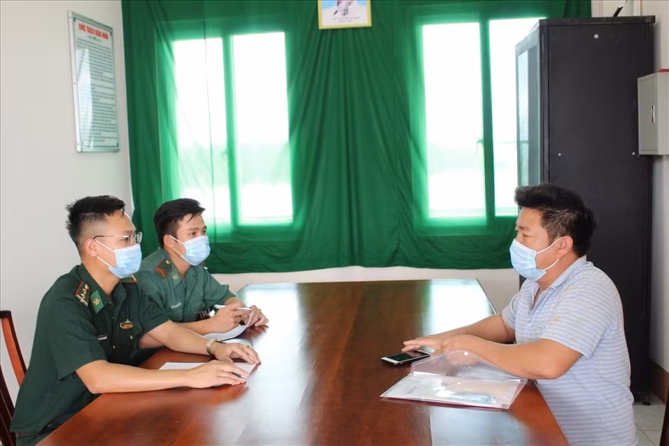Đồn Biên phòng Tây Yên làm việc với thuyền trưởng phương tiện TH-93388-TS. Ảnh: laodong.vn