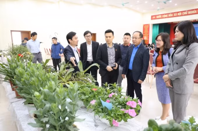 Các đại biểu tham quan mô hình trưng bày tại hội thảo. Ảnh: tuoitrethudo.com.vn