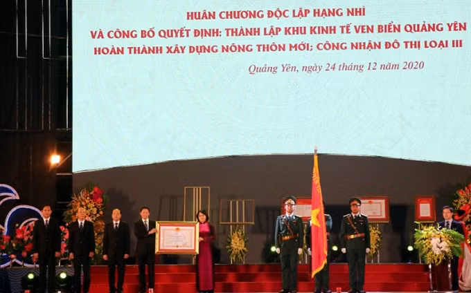 Phó Chủ tịch nước Đặng Thị Ngọc Thịnh trao Huân Chương Độc lập hạng Nhì cho Đảng bộ, chính quyền thị xã Quảng Yên.