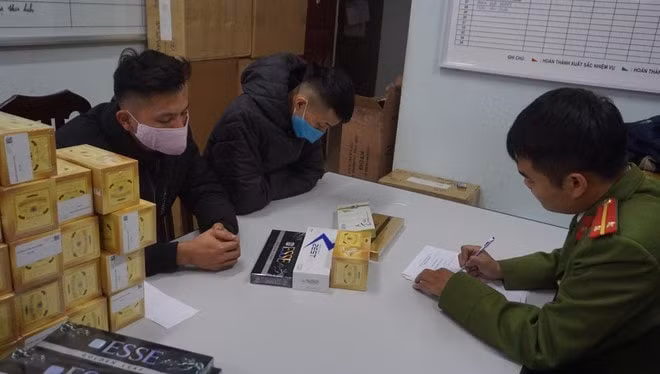 Cơ quan CSĐT CAQ Bắc Từ Liêm ghi lời khai đối tượng mua bán thuốc lá điếu số lượng lớn. Ảnh: anninhthudo.vn