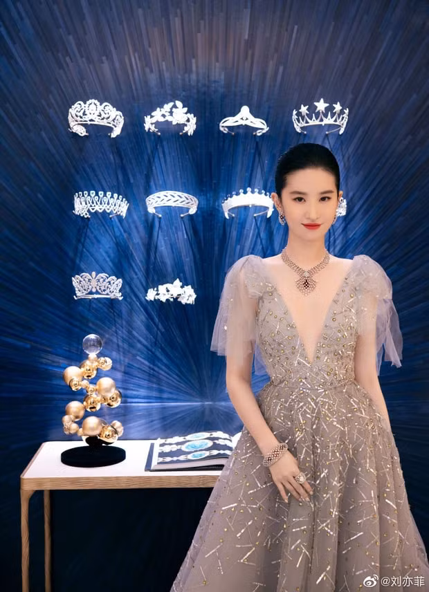Cách đây 3 tuần, Lưu Diệc Phi gây sốt với hình ảnh đẹp tựa tiên tử, cô được cho là đã lấy lại sắc vóc đáng ngưỡng mộ sau thời gian giảm cân.