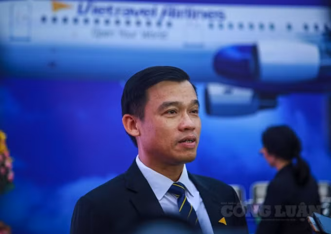 Tại lễ ra mắt, ông Vũ Đức Biên, Tổng Giám đốc Vietravel Airlines cũng cho hay, giá vé mà hãng đưa ra gồm nhiều dải vé từ thấp đến cao, chắc chắn là rất cạnh tranh; đồng thời, việc bán vé máy bay sẽ kèm theo những dịch vụ trọn gói nhằm giúp hành khách thuận lợi hơn khi đi tham quan, du lịch.