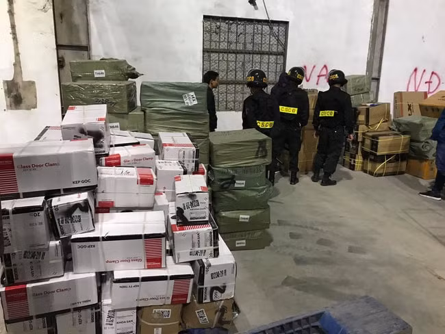 Lực lượng chức năng thu giữ các hàng hóa nhập lậu. Ảnh: HN