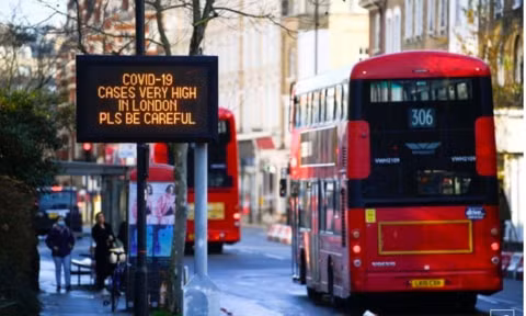 Một bảng điện tử cảnh báo số ca Covid-19 đang tăng cao ở thủ đô London - Anh, khuyến cáo mọi người khi ra đường cần cẩn trọng. Ảnh: Reuters