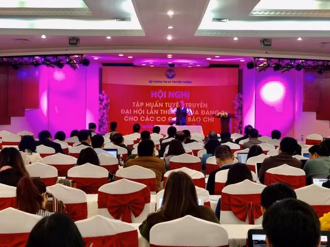 Các phóng viên thông tấn, báo chí đã nghe đồng chí Nguyễn Đức Hà, nguyên Vụ trưởng Vụ Cơ sở Đảng (Ban Tổ chức Trung ương) giới thiệu hai chuyên đề