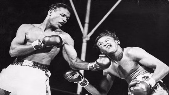 Sugar Ray Robinson (trái) được bầu là võ sĩ vĩ đại nhất. Ảnh: internet