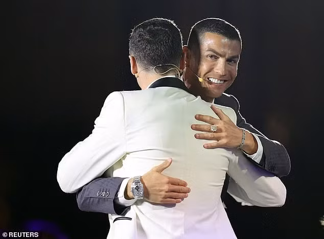 Ronaldo chúc mừng Lewandowski. Ảnh: internet