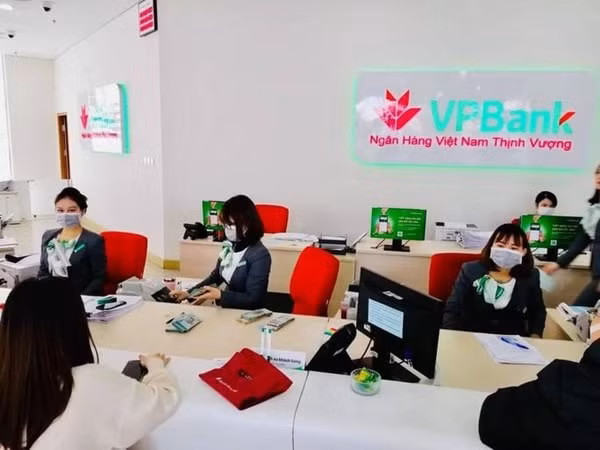 Khách hàng giao dịch tại VPBank. Ảnh minh họa