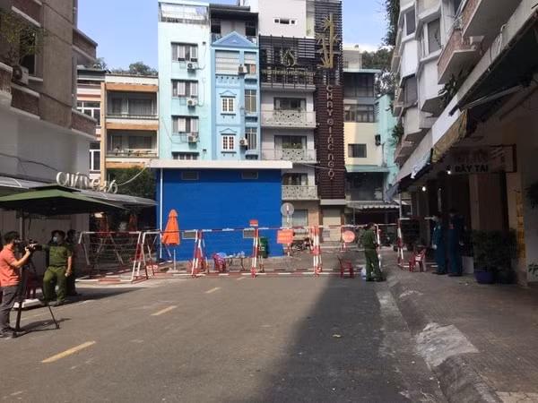 Lực lượng chức năng phong tỏa chung cư Sư Vạn Hạnh