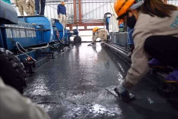Các đơn vị thi công sửa chữa mặt cầu Thăng Long. Ảnh: TTXVN