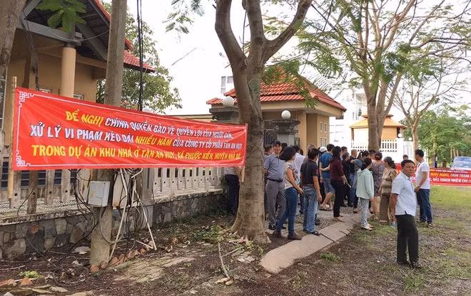 Người dân từng tập trung trước Ban Quản lý dự án Tân An Huy yêu cầu giải quyết quyền lợi chính đáng. Ảnh: Thanh Niên