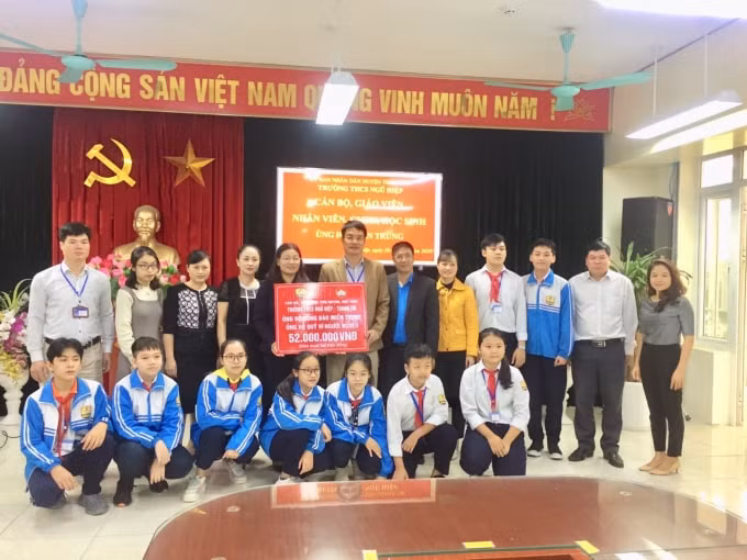Nhà trường phát động ủng hộ đồng bào miền Trung.