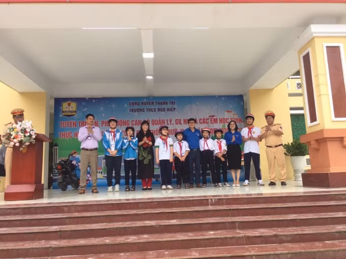 Nhà trường còn thường xuyên phối hợp với các cơ quan, đơn vị để tuyên truyền, giáo dục ý thức pháp luật về giao thông cho các em học sinh.
