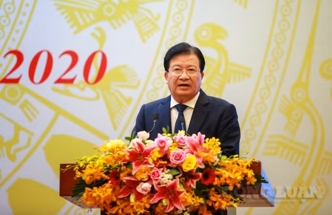 Phó Thủ tướng Trịnh Đình Dũng ghi nhận và biểu dương những nỗ lực của ngành GTVT để hoàn thành các nhiệm vụ đặt ra trong năm 2020 và giai đoạn 2016 - 2020. Ảnh: Quang Hùng