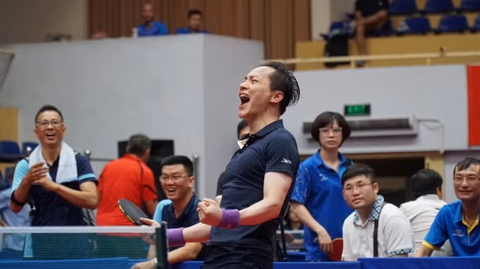 Trung tá - Nhà báo Đặng Việt Hưng thi đấu trận chung kết đồng đội nam Giải Bóng bàn Cúp Hội Nhà báo Việt Nam lần thứ XIV.