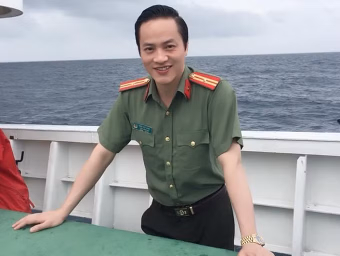 Trung tá - Nhà báo Đặng Việt Hưng trong chuyến tác nghiệp ở Trường Sa.