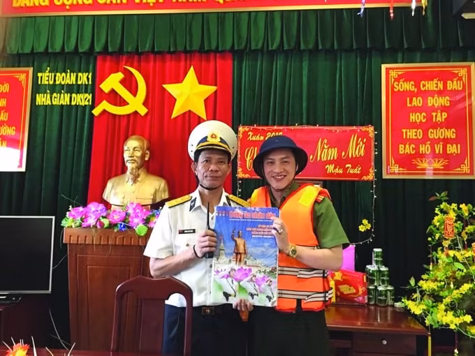 Trung tá - Nhà báo Đặng Việt Hưng tặng báo tết cho cán bộ chiến sĩ của nhà giàn DK1.&nbsp;&nbsp;&nbsp;