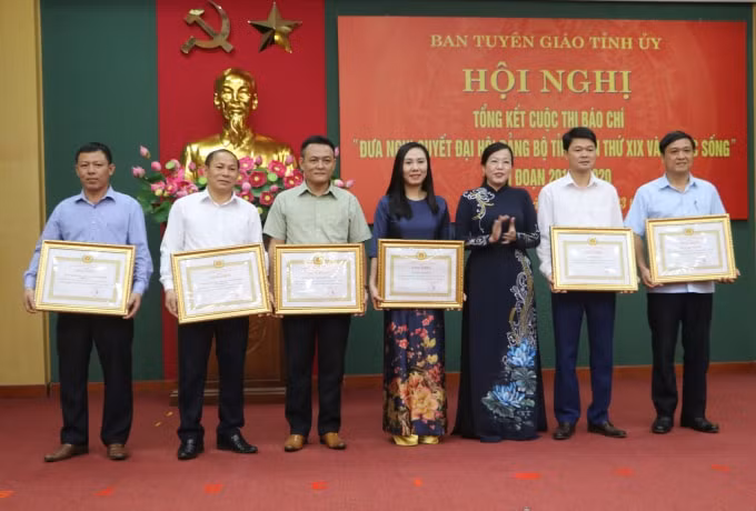 Lãnh đạo Tỉnh ủy Thái Nguyên trao Bằng khen của Ban Thường vụ Tỉnh ủy cho các tập thể có thành tích xuất sắc trong triển khai và tham gia Cuộc thi báo chí “Đưa Nghị quyết Đại hội Đảng bộ tỉnh lần thứ XIX vào cuộc sống”.