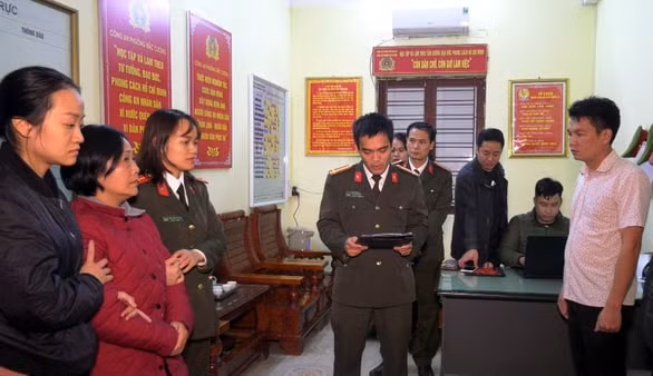 Cơ quan an ninh điều tra đã tạm giữ bà Bùi Hồng Thiện (áo đỏ). Ảnh: tuoitre.vn