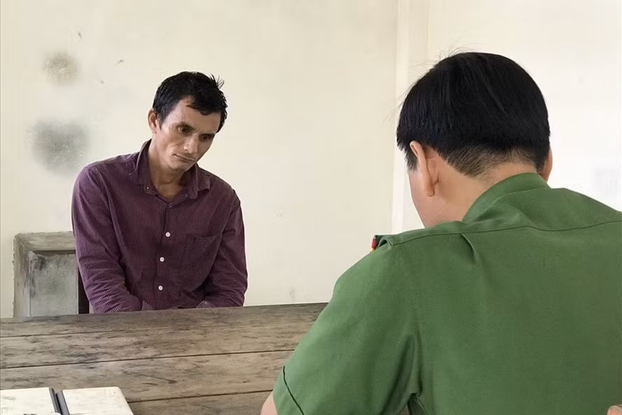 Đối tượng Ngô Hoàng Phi bị bắt giữ tại cơ quan Công an. Ảnh: laodong.vn