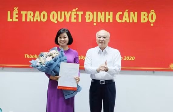 Đồng chí Phan Nguyễn Như Khuê trao quyết định cho đồng chí Lý Việt Trung.