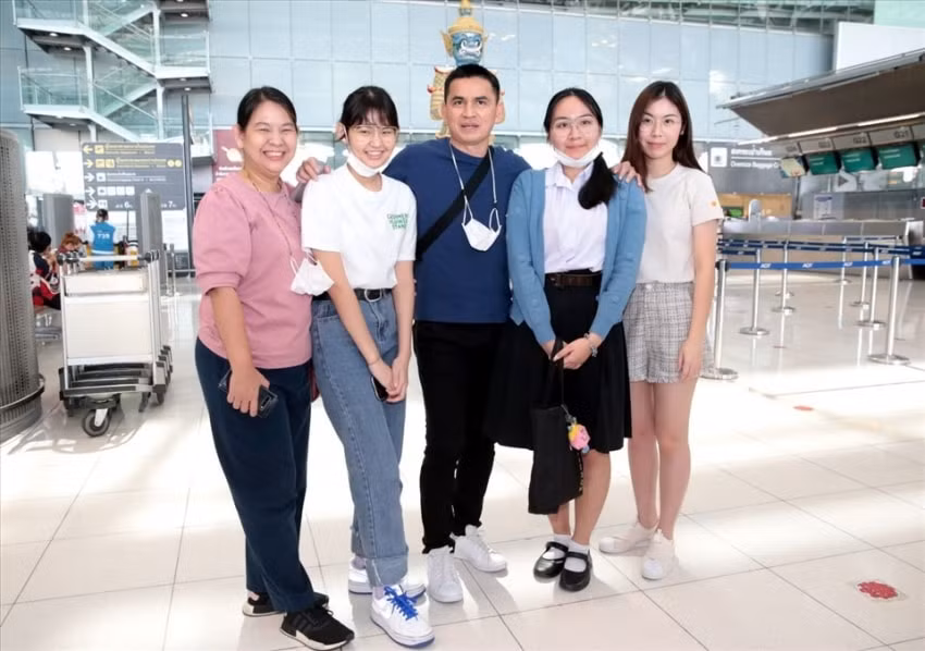 Tân HLV Hoàng Anh Gia Lai, ông Kiatisak cùng gia đình trước khi sang Việt Nam. Ảnh: internet