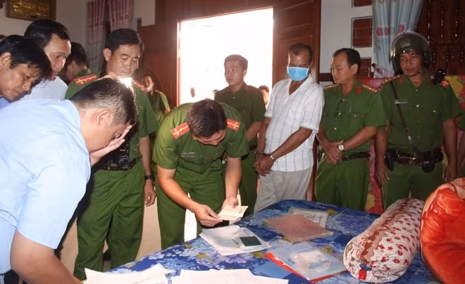 Cơ quan chức năng thu giữ nhiều tài liệu liên quan. Ảnh: cand.com.vn