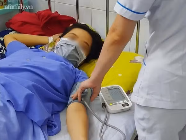 Người mẹ đẻ rớt con trong nhà vệ sinh đang được theo dõi sức khỏe. Ảnh: afamily