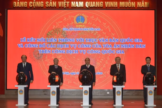 Thủ tướng Nguyễn Xuân Phúc cùng các đại biểu thực hiện nghi thức công bố Cổng dịch vụ công TAND trên Cổng dịch vụ công quốc gia.