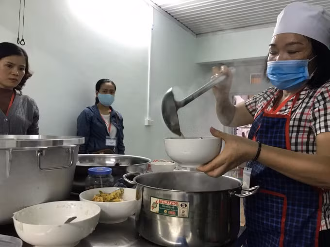Khách hàng mang thẻ nhận cơm.Với suất cơm chay, khách sẽ phải trả 1000 đồng/ suất và 2000 đồng/suất cơm mặn. Phương châm của quán là dù giá rẻ nhưng các món phải ngon, đủ để no và đảm bảo vệ sinh.