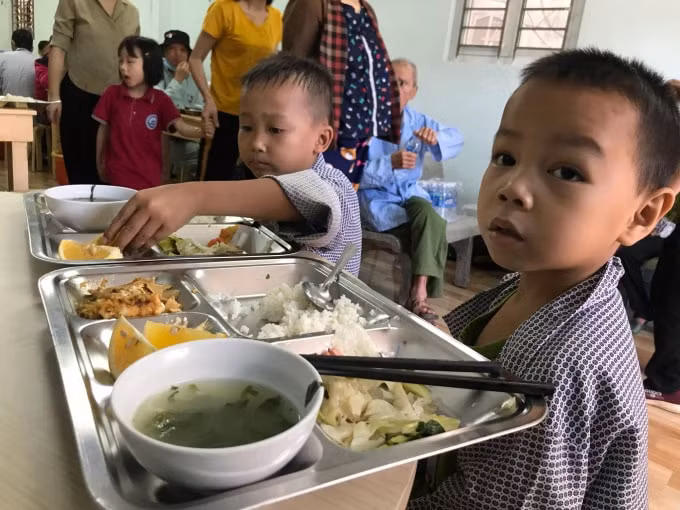 "Từ khi quán mở ra đã có nhiều nhà hảo tâm đến ủng hộ tiền và các thực phẩm để giúp quán nấu ăn cho các bệnh nhân nghèo. Sắp tới, quán sẽ tăng các suất ăn để đảm bảo đáp ứng được phần lớn nhu cầu của mọi người", Giám đốc Quỹ từ thiện Bông Sen cho biết thêm.