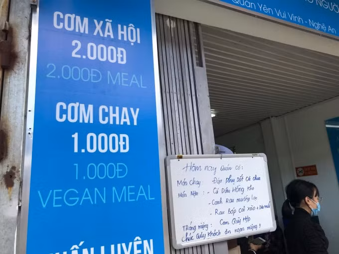 "Mỗi suất chỉ bán từ 1.000 đồng - 2.000 đồng, chứ không phải miễn phí là để khách hàng có trách nhiệm, để họ cảm thấy cũng là một khách hàng, bỏ tiền ra mua và đáng được trân trọng. Nếu ai không có tiền vẫn sẽ mời họ vào ăn", chị Nga nói.
