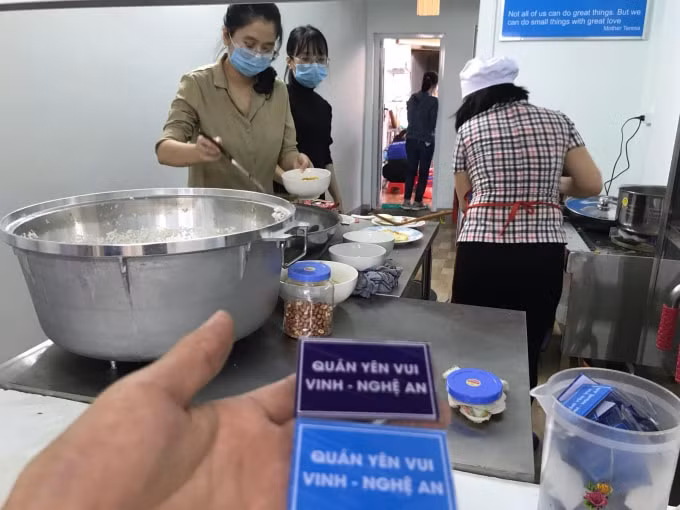 Quán có bán 2 loại cơm gồm: Cơm chay và cơm mặn. Thực đơn cơm rất đa dạng và được thay đổi theo từng bữa ăn. Khi khách đến quán ăn thì trả tiền và nhận những tấm thẻ. Trong đó, tấm thẻ được phân biệt bằng màu đậm và màu nhạt là giữa cơm chay và cơm mặn để nhà bếp mang ra cho khách.