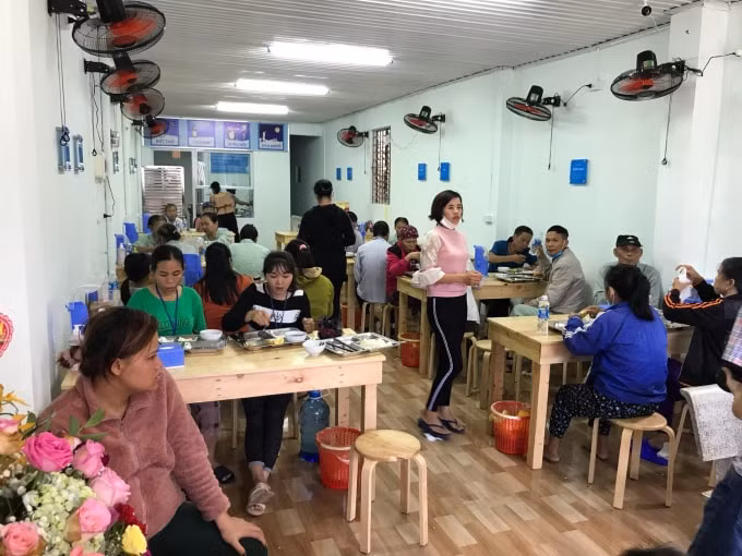 Những ngày đầu mở bán, quán chỉ bán 100 suất cơm.Tuy nhiên khách đến rất đông nên cơm hết rất sớm. Vì có nhiều người đến để ăn nên quán phục vụ thêm mỳ tôm cho họ. Những bát mỳ tôm được bán với giá 1.000 đồng nên nhiều người vẫn tiếp tục đến để ăn mỳ tôm thay cơm.