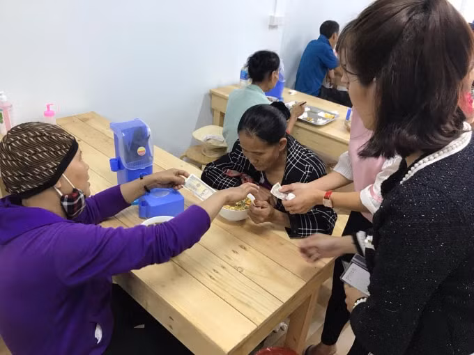 Quán cơm từ thiện 2.000 đồng mang tên Yên Vui nằm tại số 75 đường Phùng Khắc Khoan, phường Hưng Dũng (TP. Vinh, Nghệ An), dù chỉ mới mở nhưng đã có nhiều bệnh nhân nghèo đang điều trị tại Bệnh viện Ung Bướu Nghệ An và các bệnh viện lân cận rất vui mừng khi 1 tuần 3 lần được đến ăn tại quán cơm 