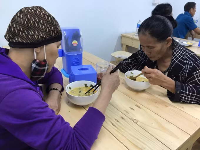 Chị Nguyễn Thị Tâm (quê Diễn Châu, Nghệ An) là bệnh nhân đang điều trị tại Bệnh viện Ung Bướu Nghệ An cho biết, 1 tuần chị được 3 lần đến ăn cơm tại quán với giá rất rẻ chỉ 2.000 đồng. May nhờ tấm lòng nhân ái của chủ quán mà người bệnh nghèo chúng tôi đỡ bớt phần nào chi phí sinh hoạt và điều trị bệnh. Chúng tôi đến với quán ăn một cách thoải mái, dùng một bữa cơm mà không có sự lo toan, tính toán về tiền bạc.